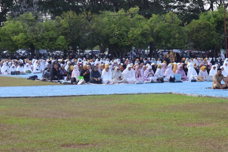 Bupati Pinrang, Forkopimda dan ASN serta masyarakat berbaur melaksanakan shalat Istisqa' di halaman kantor bupati Pinrang.
