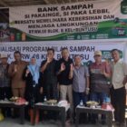 Ketua RW 8 Blok B BTP Makassar, Drs. Soddin berfoto bersama dengan para Ketua RT dan dua orang penyuluh lingkungan yang menjadi narasumber sosialisasi pemilihan sampah rumah tangga.