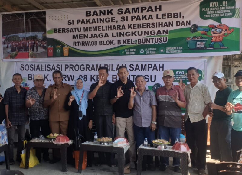 Ketua RW 8 Blok B BTP Makassar, Drs. Soddin berfoto bersama dengan para Ketua RT dan dua orang penyuluh lingkungan yang menjadi narasumber sosialisasi pemilihan sampah rumah tangga.