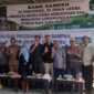 Ketua RW 8 Blok B BTP Makassar, Drs. Soddin berfoto bersama dengan para Ketua RT dan dua orang penyuluh lingkungan yang menjadi narasumber sosialisasi pemilihan sampah rumah tangga.