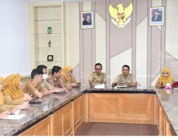 Rapat perdana pasca dilantik sekwan DPRD Pinrang di pimpin Andi Tambero dan dihadiri seluruh staf DPRD Pinrang.