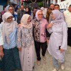 Menteri PPPA, Hj. Arifatul Choiri Fauzi disambut oleh pimpinan Yayasan Sakura Indonesia Al Jamaan, Suarni Daeng Caya (kedua kiri) sebelum acara peringatan  Hari Anak Nasional 2026 di Yayasan Sakura Bogor.