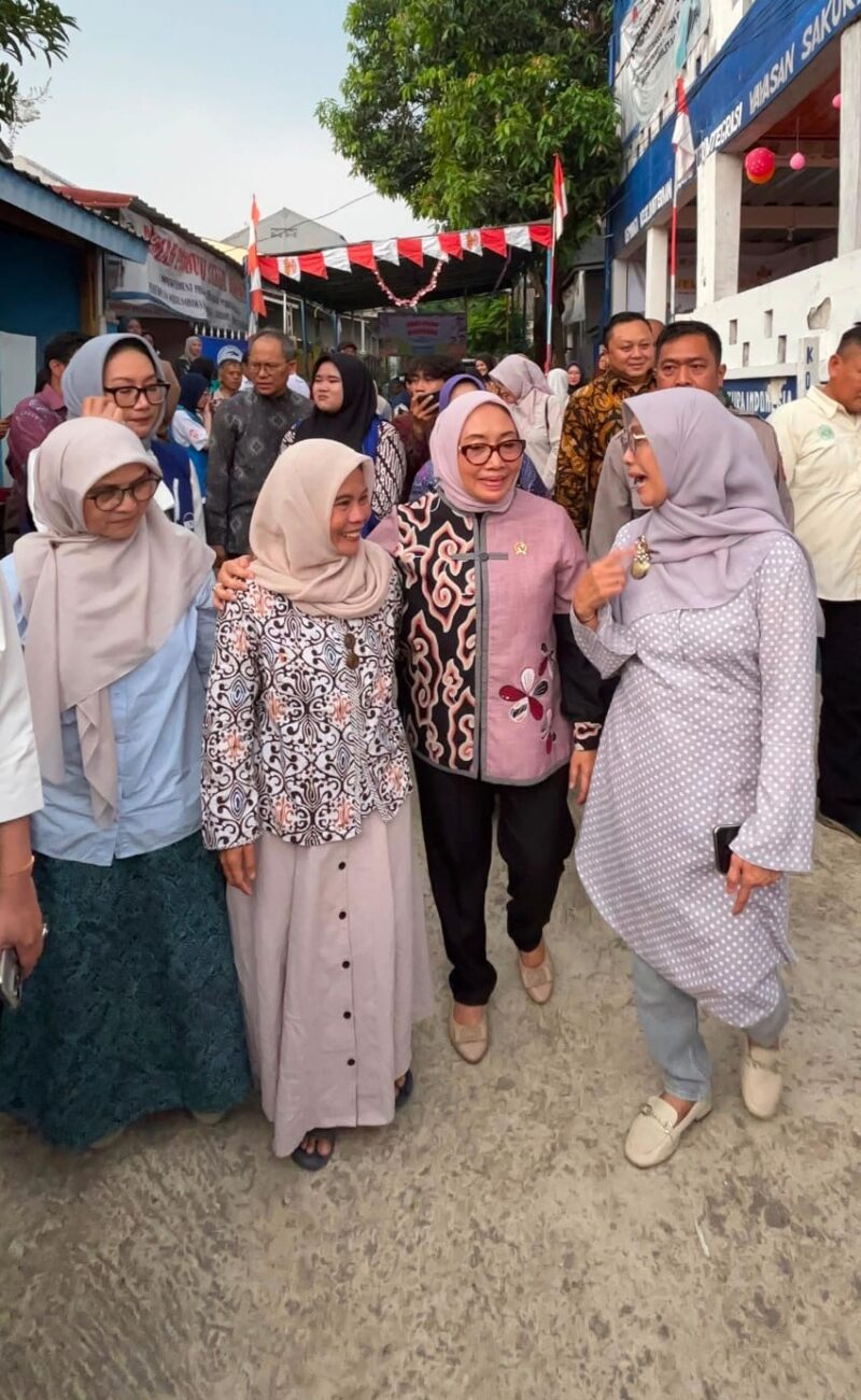 Menteri PPPA, Hj. Arifatul Choiri Fauzi disambut oleh pimpinan Yayasan Sakura Indonesia Al Jamaan, Suarni Daeng Caya (kedua kiri) sebelum acara peringatan  Hari Anak Nasional 2026 di Yayasan Sakura Bogor.