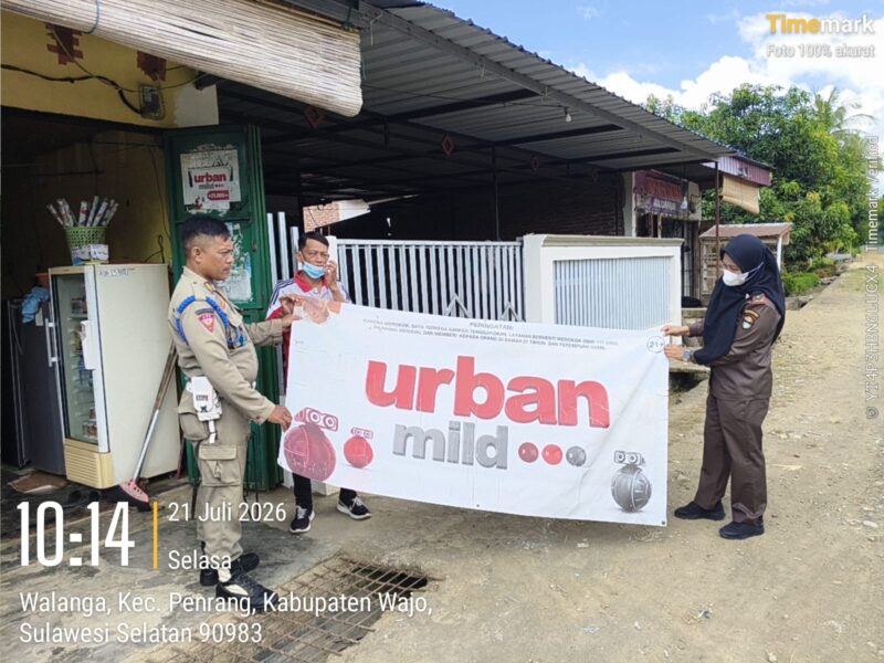 Personil Satpol PP, Penyelamatan dan Damkar menertibkan reklame yang tidak sesuai aturan pada Operasi Penertiban yang digelar bersama BPKPD Kabupaten Wajo.