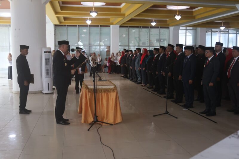 Bupati Pinrang H.A. Irwan Hamid melantik dan mengambil sumpah 176 pejabat eselon lingkup Pemkab Pinrang.