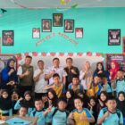 Kepala UPT SDN 240 Pinrang Suriani Mappa,S.Pd., M.Pd berpose bersama ketua komite, para guru, orang tua siswa serta tim Juri Lomba.