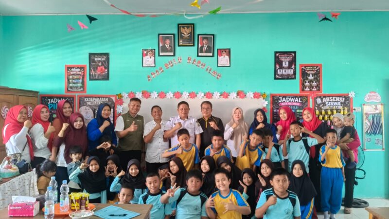 Kepala UPT SDN 240 Pinrang Suriani Mappa,S.Pd., M.Pd berpose bersama ketua komite, para guru, orang tua siswa serta tim Juri Lomba.