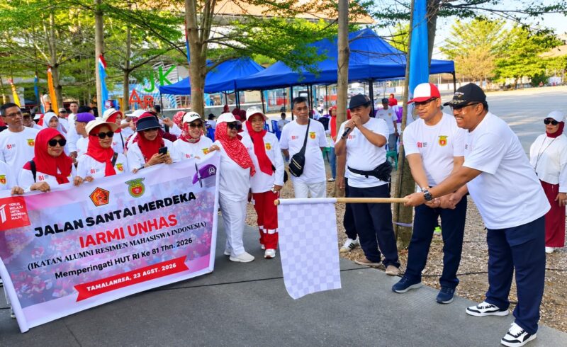 Ketua DPP IARMI Provinsi Sulsel, Drs. H. Bahar Ngitung, MBA mengangkat bendera star untuk melepas peserta gerak jalan santai alumni Unhas.