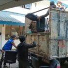 Proses pengangkutan barang-barang peralatan dan berkas kantor sekretariat DPRD Kota Makassar dr jalan hertasning ke jalan AP. Pettarani Makassar.