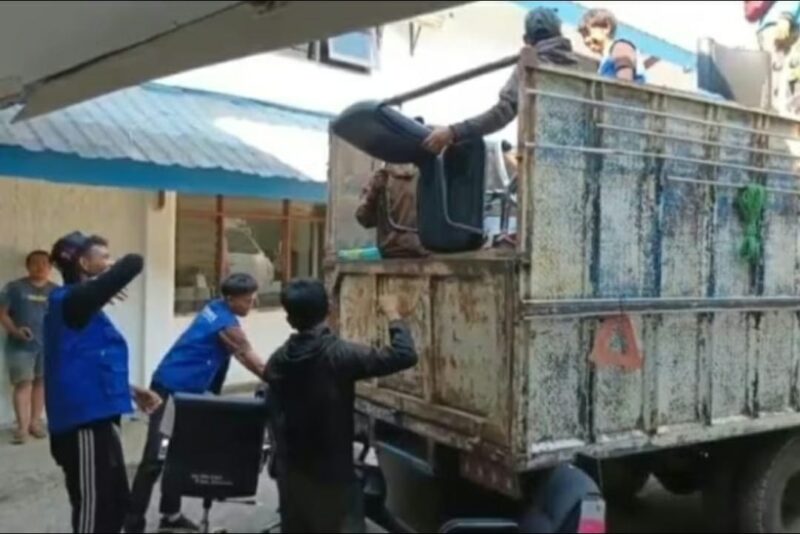 Proses pengangkutan barang-barang peralatan dan berkas  kantor sekretariat DPRD Kota Makassar dr jalan hertasning ke jalan AP. Pettarani Makassar.