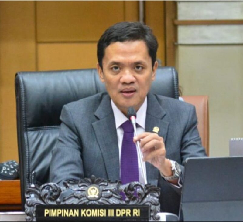 Ketgam:
Ketua Komisi III DPR RI, Habiburokhman, membaca dan menetapkan nama-nama Hakim Agung yang mendapat persetujuan DPR RI setelah mengikuti Fit and Proper Test. (dok.ist)