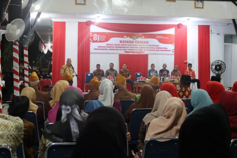 Bupati Pinrang H.A Irwan Hamid di dampingi Forkopimda, memberikan sambutan dalam rangka  malam ramah tamah bersama tokoh masyarakat, para veteran yang tergabung dalam LVRI, Wredatama dan Warakawuri, serta anggota Paskibraka.