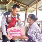 Kapolres Wajo AKBP Douglas Mahendrajaya mengunjungi  masyarakat untuk menyerahkan paket sembako  di kawasan Tempat Pelelangan Ikan (TPI) 45, Jalan Udang, Kelurahan Watalipue, Kecamatan Tempe, Kabupaten Wajo, Sulawesi Selatan, Selasa 11 Agustus 2026.