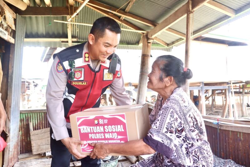 Kapolres Wajo AKBP Douglas Mahendrajaya mengunjungi  masyarakat untuk menyerahkan paket sembako  di kawasan Tempat Pelelangan Ikan (TPI) 45, Jalan Udang, Kelurahan Watalipue, Kecamatan Tempe, Kabupaten Wajo, Sulawesi Selatan, Selasa 11 Agustus 2026.