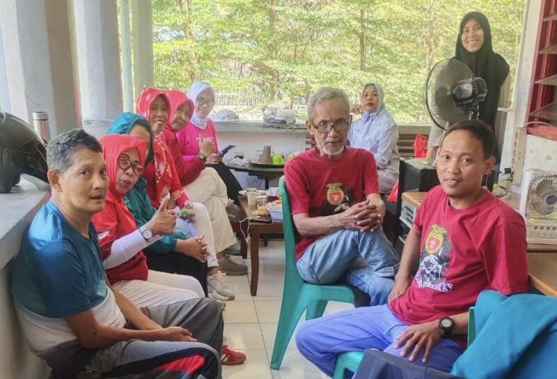 Suasana rapat panitia Musprov DPP IARMI Sulsel yang berlangsung santai di Sekretariat Menwa Unhas Tamalanrea Makassar.