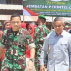 Kepala Staf Komando Daerah Militer XIV/Hasanuddin Brigjen TNI Ayi Lesmana, di dampingi Wabup Pinrang Sudirman Bungi meresmikan Jembatan perintis Garuda di Lerang Lerang Kel. Benteng Sawitto Kecamatan Paleteang.