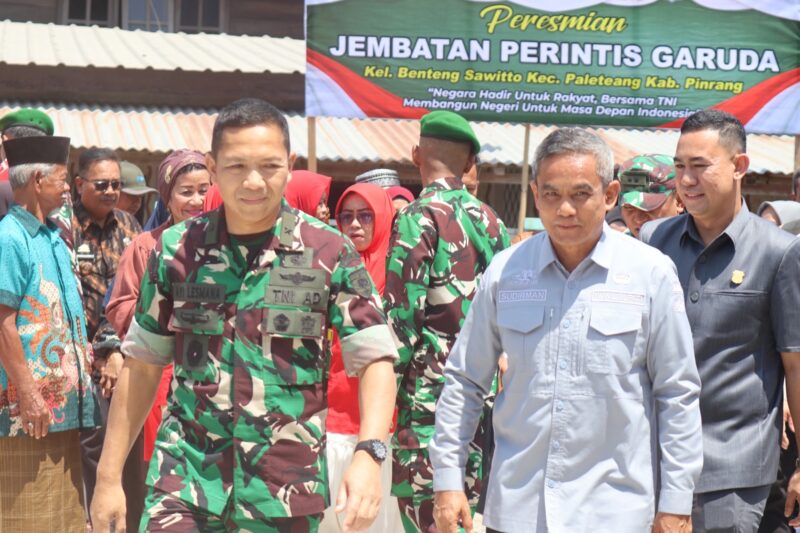 Kepala Staf Komando Daerah Militer XIV/Hasanuddin Brigjen TNI Ayi Lesmana, di dampingi Wabup Pinrang Sudirman Bungi meresmikan Jembatan perintis Garuda di Lerang Lerang Kel. Benteng Sawitto Kecamatan Paleteang.