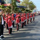 UPT SDN 240 Pinrang yang menjadi Peserta gerak jalan dalam rangka HUT RI, memberi penghormatan ke pada Bupati Pinrang.