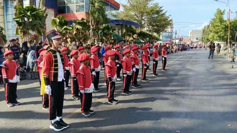 UPT SDN 240 Pinrang yang menjadi Peserta gerak jalan dalam rangka HUT RI, memberi penghormatan ke pada Bupati Pinrang.