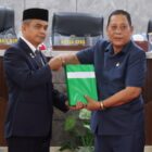 Wabup Pinrang Sudirman Bungi menerima hasil Ranperda perubahan APBD dari ketua DPRD Pinrang H. Nasrun Paturusi untuk di laksanakan.