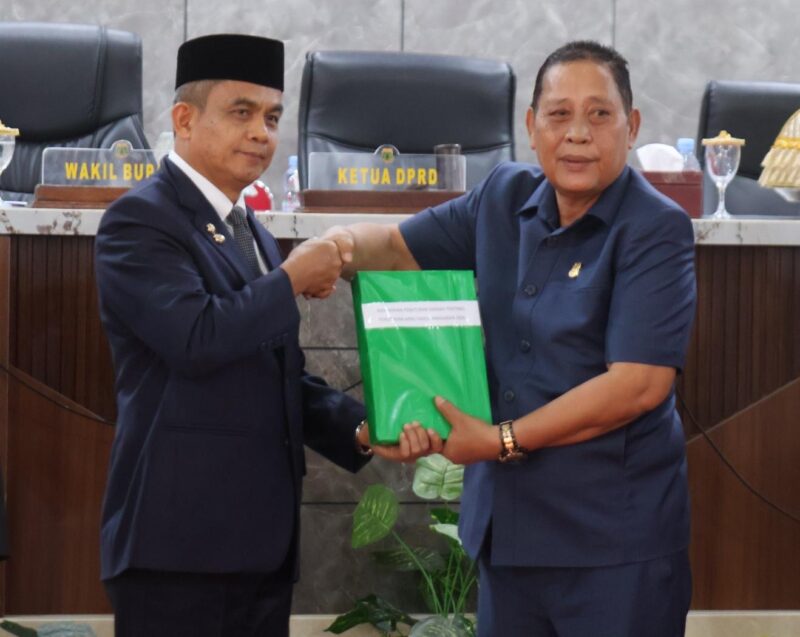 Wabup Pinrang Sudirman Bungi menerima hasil Ranperda perubahan APBD dari ketua DPRD Pinrang H. Nasrun Paturusi untuk di laksanakan.
