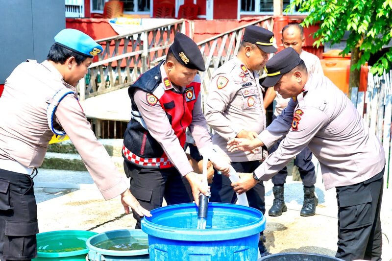Personel Polres Wajo menyalurkan bantuan air bersih kepada masyarakat di Kampung Baru, Kabupaten Wajo. Kegiatan ini merupakan bentuk kepedulian dan pelayanan kepolisian dalam membantu memenuhi kebutuhan air bersih bagi warga.