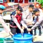 Personel Polres Wajo menyalurkan bantuan air bersih kepada masyarakat di Kampung Baru, Kabupaten Wajo. Kegiatan ini merupakan bentuk kepedulian dan pelayanan kepolisian dalam membantu memenuhi kebutuhan air bersih bagi warga.
