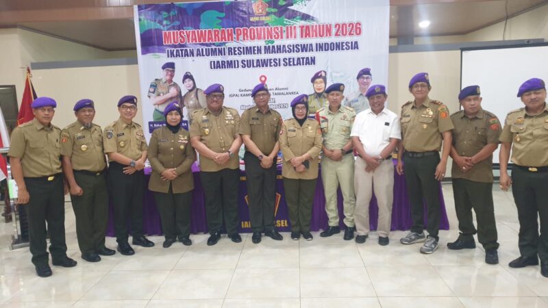 Ketua DPP IARMI Sulsel terpilih, La Kanna, SH, MH berfoto bersama dengan mantan Ketua IARMI, H.Bahar Ngitung, MBA yang didampingi anggota peserta Musprov dari berbagai kabupaten kota di Sulsel.