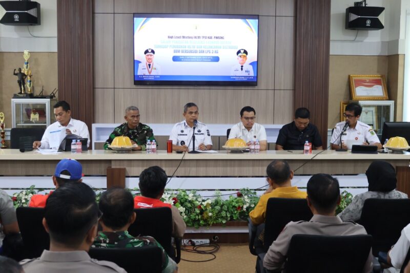 Rapat pembentukan Tim dipimpin Wakil Bupati Pinrang Sudirman Bungi,  melibatkan unsur TNI/Polri, Pertamina, Hiswana Migas dan para agen penyalur.