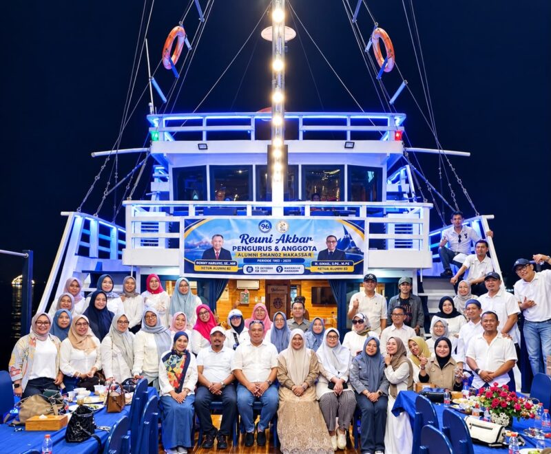 Suasana penuh kehangatan dan kenangan di perairan Selat Makassar, di atas Kapal Phinisi. Kebersamaan, persahabatan, dan nostalgia berpadu dalam suasana malam yang indah dan tak terlupakan. Sabtu 12 September 2026.