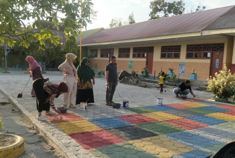 Kepala UPT SDN 13 Pinrang Tangge M Said ,S.Pd, M.Pd bersama tenaga pengajar melaksanakan pengecatan tempat permainan Tradisional Ular Tangga dan Mangenja.
