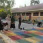 Kepala UPT SDN 13 Pinrang Tangge M Said ,S.Pd, M.Pd bersama tenaga pengajar melaksanakan pengecatan tempat permainan Tradisional Ular Tangga dan Mangenja.