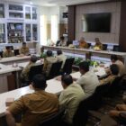 Rapat koordinasi yang dipimpin langsung Bupati Pinrang H.A.Irwan Hamid,S.Sos bersama Wakil Bupati Pinrang Sudirman Bungi,SIP,M.Si dan Sekretaris Daerah Kabupaten Pinrang A.Calo Kerrang, dengan melibatkan para kepala perangkat daerah serta camat se-Kabupaten Pinrang.