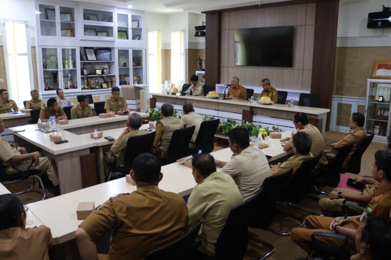 Rapat koordinasi yang dipimpin langsung Bupati Pinrang H.A.Irwan Hamid,S.Sos bersama Wakil Bupati Pinrang Sudirman Bungi,SIP,M.Si dan Sekretaris Daerah Kabupaten Pinrang A.Calo Kerrang, dengan melibatkan para kepala perangkat daerah serta camat se-Kabupaten Pinrang.