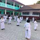 Kegiatan ekstrakurikuler berupa latihan karate di Halaman UPT SDN 240 Pinrang.