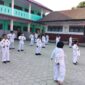 Kegiatan ekstrakurikuler berupa latihan karate di Halaman UPT SDN 240 Pinrang.
