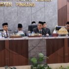 Rapat paripurna DPRD Kabupaten Pinrang, dipimpin langsung Ketua DPRD Kabupaten Pinrang H. Nasrun Paturusi, di dampingi Wabup dan Wakil Ketua DPRD Pinrang.