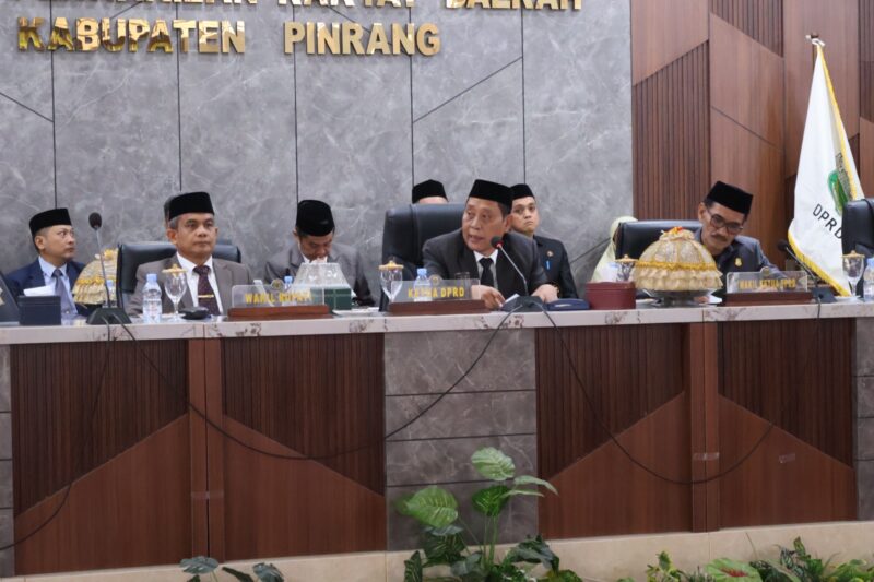 Rapat paripurna DPRD Kabupaten Pinrang, dipimpin langsung Ketua DPRD Kabupaten Pinrang H. Nasrun Paturusi, di dampingi Wabup dan Wakil Ketua DPRD Pinrang.