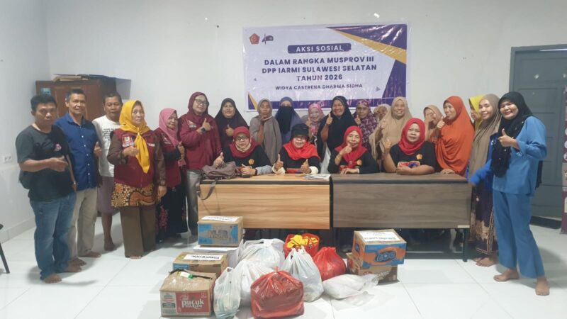 Penyerahan bantuan sandang dan sembako secara simbolis kepada warga eks kusta dari Tim Baksos IARMI Sulsel dilanjutkan dengan foto bersama.