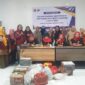 Penyerahan bantuan sandang dan sembako secara simbolis kepada warga eks kusta dari Tim Baksos IARMI Sulsel dilanjutkan dengan foto bersama.