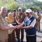 Bupati Pinrang H.A. Irwan Hamid, S.Sos menyerahkan secara simbolis kendaraan operasional berupa Dump truk, pickup dan kendaraan roda tiga sebagai pendukung Koperasi Desa/Kelurahan Merah Putih.