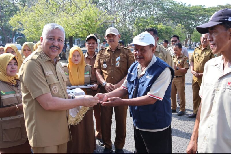 Bupati Pinrang H.A. Irwan Hamid, S.Sos menyerahkan secara simbolis kendaraan operasional berupa Dump truk, pickup dan kendaraan roda tiga sebagai pendukung Koperasi Desa/Kelurahan Merah Putih.