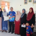 Lurah Benteng Sawitto  Kecamatan Paleteang Suparto, SE, didampingi kasi kesra kelurahan Benteng Sawitto Hj. Fauziah, SE,.MM, menyerahkan bantuan pangan beras kepada warga tidak mampu.