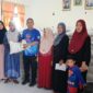 Lurah Benteng Sawitto  Kecamatan Paleteang Suparto, SE, didampingi kasi kesra kelurahan Benteng Sawitto Hj. Fauziah, SE,.MM, menyerahkan bantuan pangan beras kepada warga tidak mampu.