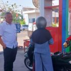 Bupati Pinrang H.A. Irwan Hamid, S.Sos turun langsung memantau pelaksanaan kebijakan ganjil genap di SPBU Maccorawalie, Jalan Bintang, Pinrang.