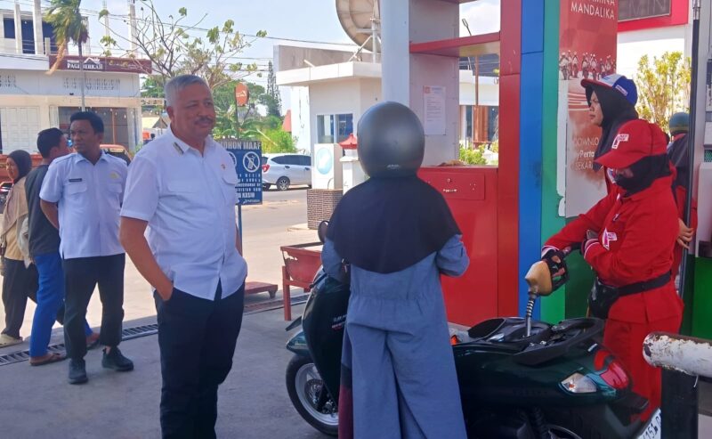Bupati Pinrang H.A. Irwan Hamid, S.Sos turun langsung memantau pelaksanaan kebijakan ganjil genap di SPBU Maccorawalie, Jalan Bintang, Pinrang.