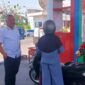 Bupati Pinrang H.A. Irwan Hamid, S.Sos turun langsung memantau pelaksanaan kebijakan ganjil genap di SPBU Maccorawalie, Jalan Bintang, Pinrang.