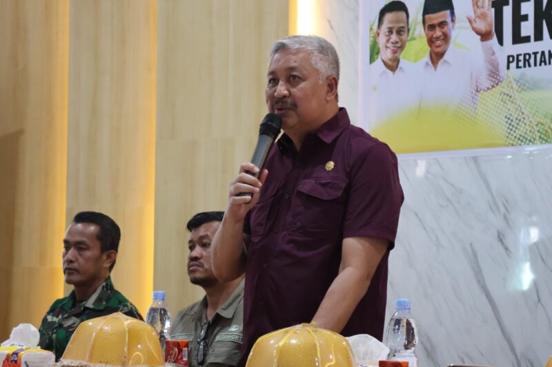 Bupati Pinrang H.A. Irwan Hamid, S.Sos memberikan sambutan pada kegiatan bimbingan teknis teknologi pertanian modern advance agricultural system (PM-AAS).