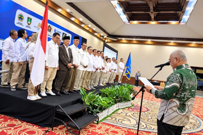 Ketua Umum PWI Pusat, Akhmad Munir, resmi melantik Pengurus PWI Surakarta masa bakti 2026–2031 di The Sunan Hotel Solo, Sabtu (12/9/2026) malam. Pelantikan berlangsung khidmat dan dihadiri jajaran pengurus serta anggota PWI.