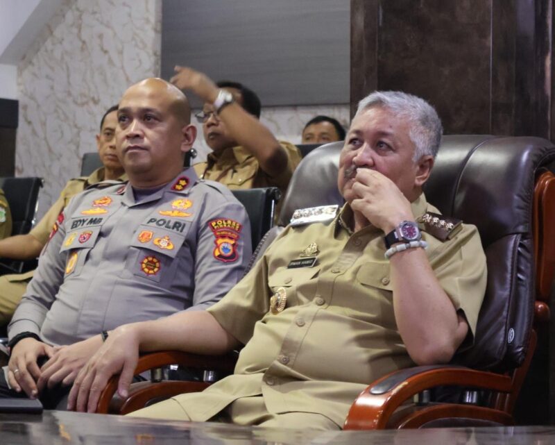Bupati Pinrang H. A. Irwan Hamid, S.Sos., didampingi Kapolres Pinrang AKBP. Edy Manggabarani, mengikuti Rapat Koordinasi Evaluasi dan Monitoring Penyaluran BBM dan LPG Bersubsidi yang digelar Pemerintah Provinsi Sulawesi Selatan dan dipimpin langsung Gubernur Sulawesi Selatan A. Sudirman Sulaiman yang digelar secara Daring.